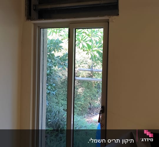 חלון עם תריס גלילה חשמלי ללא כיסוי